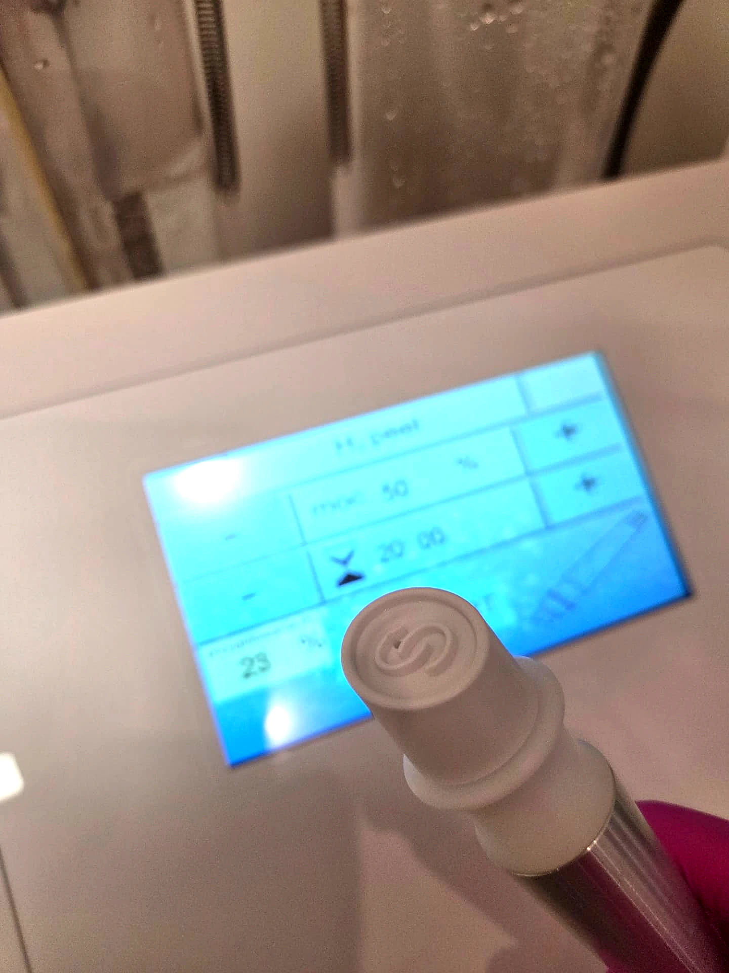Urządzenie do oczyszczania wodorowego H2 peel w gabinecie Multi Kosmetyka Siedlce