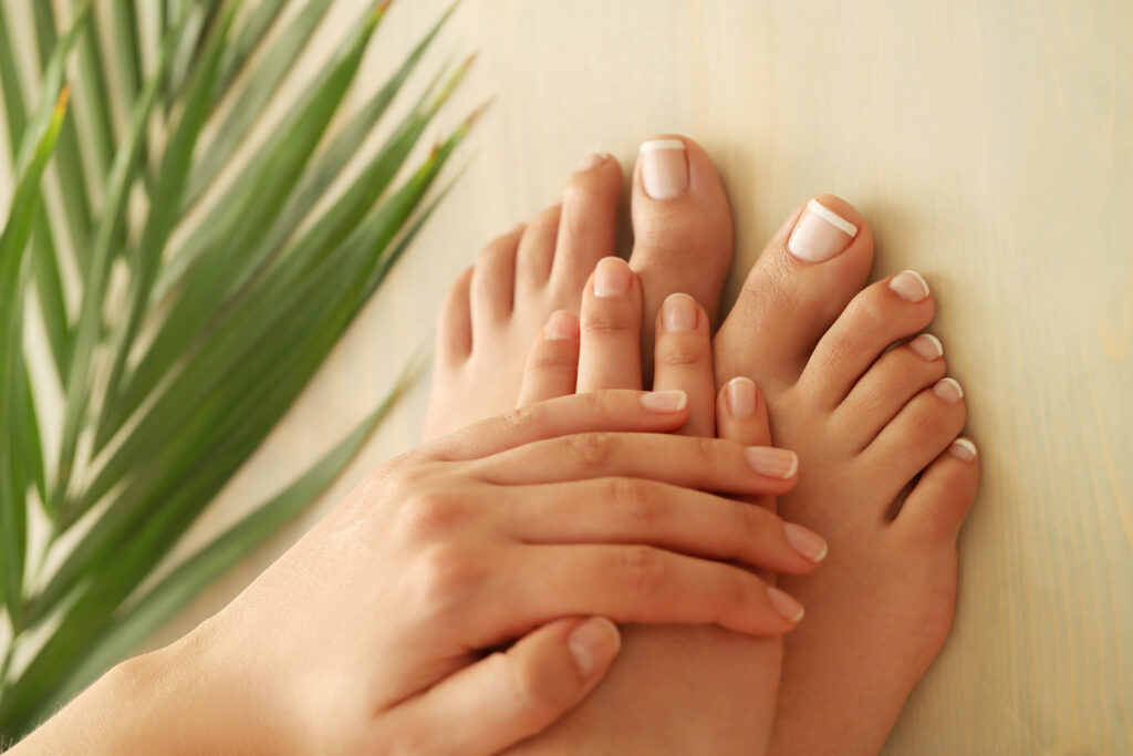 Zadbane stopy i dłonie po pedicure i manicure w odcieniu french — Revive Klinika